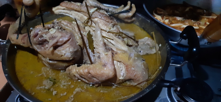 Foto masakan Ayam Ingkung. (Sumber: Dokumentasi Pribadi)