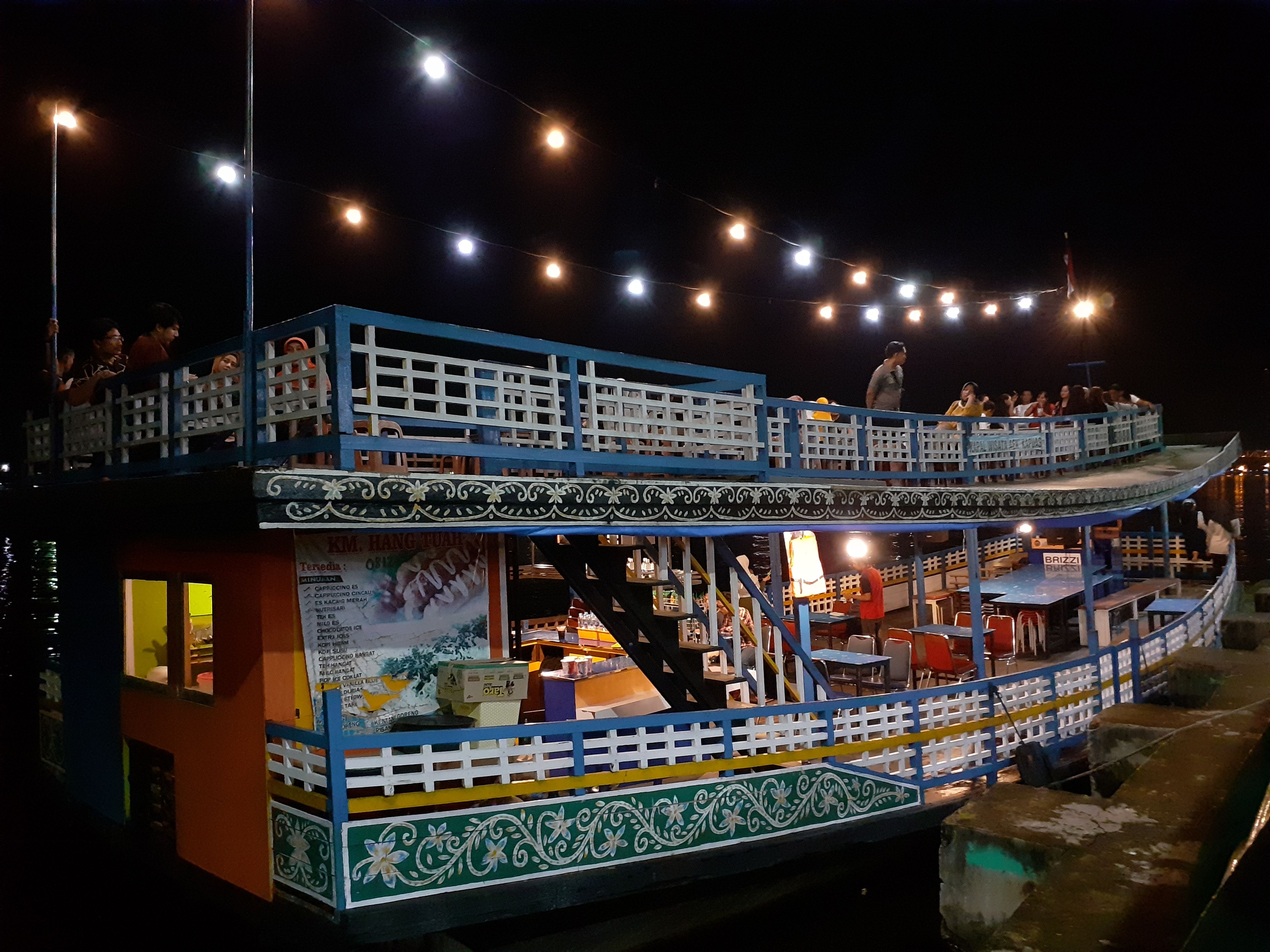 Kapal Wisata | Sumber : Dokumentasi Pribadi