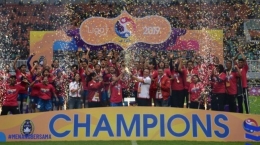 Penyerahan gelar juara Liga 1 Putri 2019 dari Ketum PSSI, Iwan Bule ke Persib Bandung Putri. Sumber gambar: Suara.com/Antara