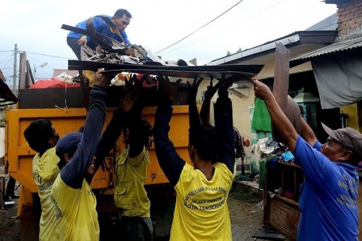 Gotong royong warga dalam membersihkan sisa banjir di Perumahan Pondok Arum, Kota Tangerang, Jumat (3/1/2020), sumber : Kompas.com.
