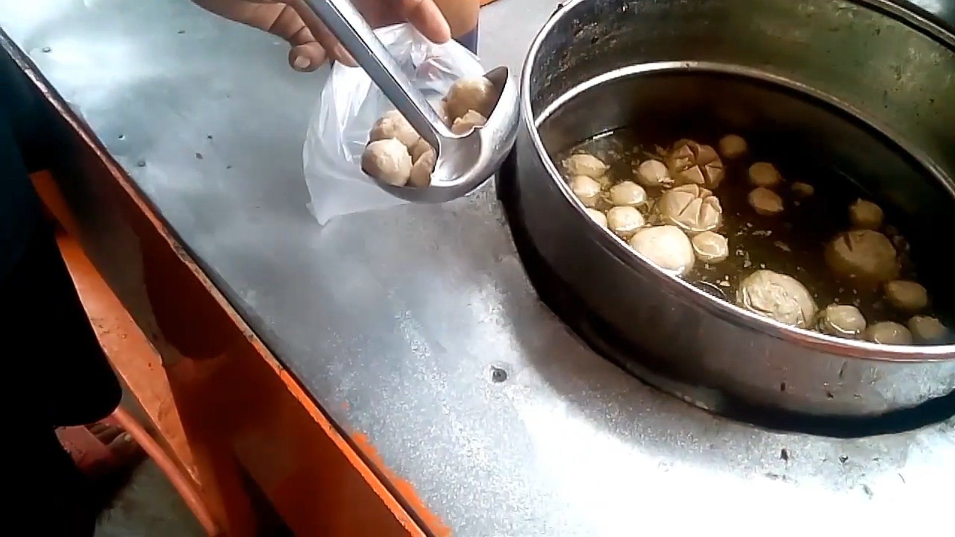 Bungkusin bakso utk pelanggan