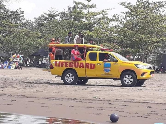 Mobil petugas pantai Pangandaran yang sedang berpatroli. Photo by Ari