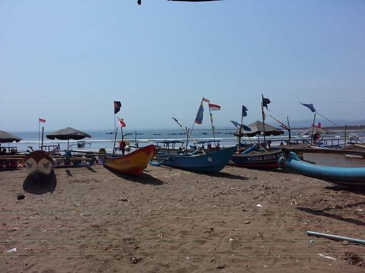 Aneka Perahu Nelayan di Pantai Pangandaran. Photo by Ari