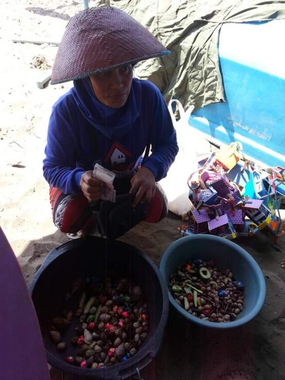 Penjual kepompong di tepi pantai Pangandaran. Photo by Ari
