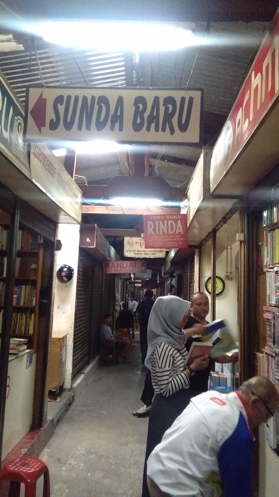 Deretan pedagang buku di bagian dalam Bursa Buku Palasari.