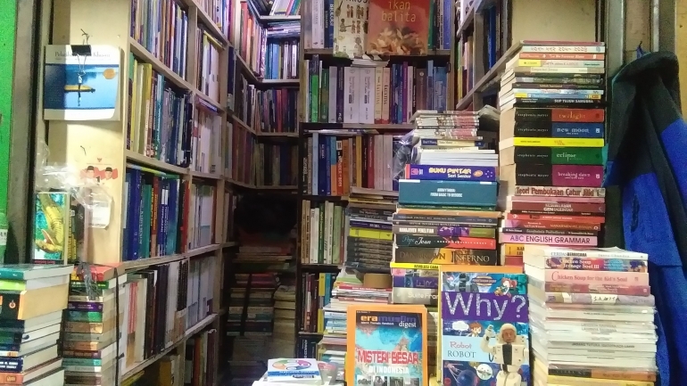 Kumpulan buku-buku di Bursa Buku Palasari.