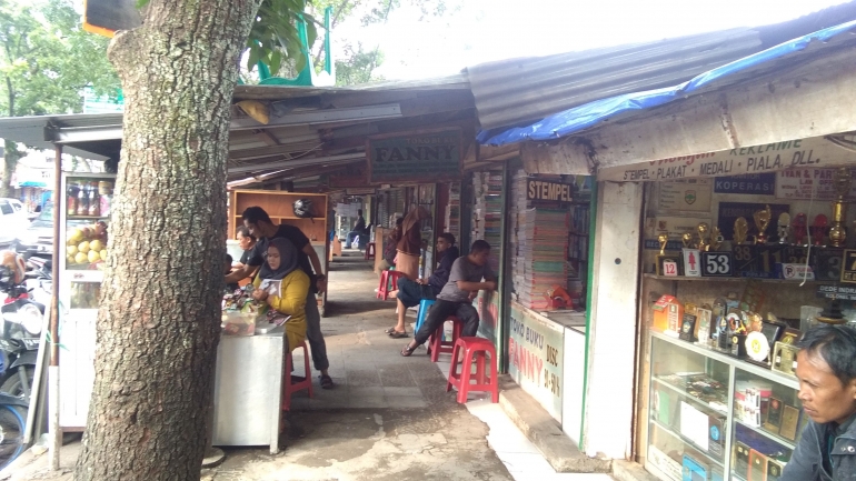 Deretan pedagang buku di Bursa Buku Palasari.