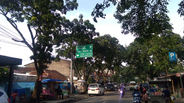 Petunjuk jalan di depan Bursa Buku Palasari.