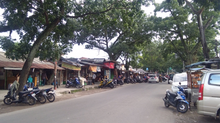 Bursa Buku Palasasri di Jl.  Palasari No. 28, Turangga,  Kec. Lengkong,  Kota Bandung.