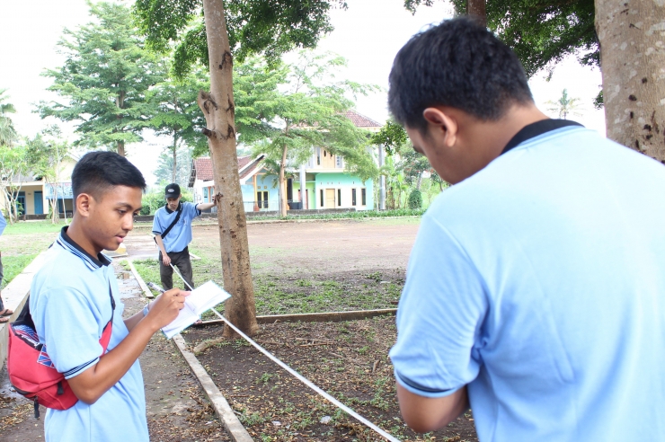 Mahasiswa KKN Tematik Brantas UM lakukan survei dan pengukuran RTH Desa Sengguruh (dokpri)