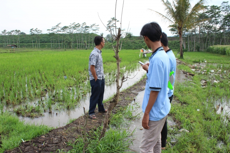 Mahasiswa KKN Tematik Brantas UM bersama perangkat Desa Sengguruh, Bapak Wahyu lakukan survei dan pengukuran saluran irigasi di Desa Sengguruh (dokpri)
