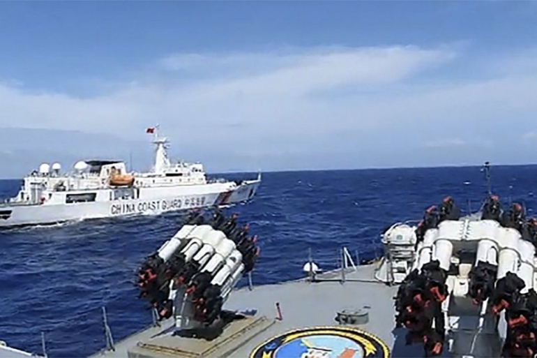 KRI Tjiptadi-381 yang beroperasi di bawah kendali Gugus Tempur Laut (Guspurla) Koarmada I menghalau kapal Coast Guard China saat melakukan patroli di Laut Natuna Utara, Kepulauan Riau | Dokumen Antara/Dispen / Koarmada I