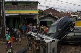 Sejumlah warga mengevakuasi barang berharga di rumah mereka yang sempat terendam banjir di kawasan Pondok Gede Permai, Jati Asih, Bekasi, Jawa Barat, Kamis(2/1/2020). Banjir di kawasan tersebut, merupakan banjir terparah di wilayah Bekasi. (Foto: KOMPAS.com/M ZAENUDDIN)