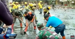 Anies Baswedan kerja bakti pasca banjir Jakarta (tribunnews)