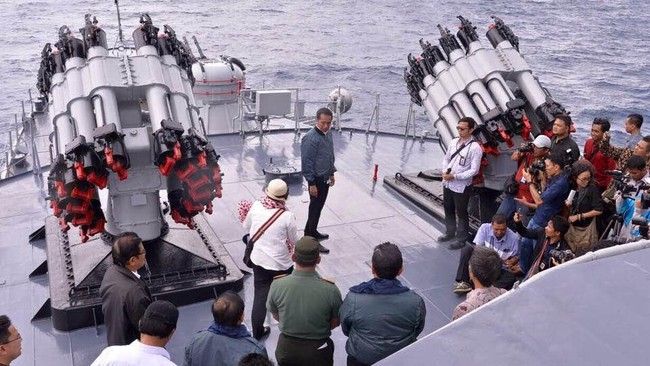 Presiden Jokowi di atas geladak kapal KRI Imam Bonjol setelah rapat terbatas usai terjadinya insiden Natuna tahun 2016 (cnnindonesia.com/ Biro Setpres).