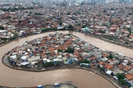  Tampilan banjir Jakarta di kawasan Kampung Melayu, Jakarta Timur, dari helikopter pada Rabu (1/1/2020).| Sumber: Dokumentasi BNPB