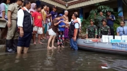 Gubernur DKI Jakarta Anies Baswedan saat meninjau lokasi banjir di kawasan Teluk Gong, Pejagalan, Penjaringan, Jakarta Utara, Jumat (3/1/2020). | (Foto: TRIBUNJAKARTA.COM/DIONISIUS ARYA BIMA SUCI)