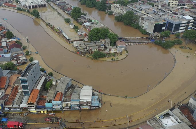Banjir merendam kawasan Jalan Jatinegara Barat, Kampung Pulo, Jakarta - Antara/Nova Wahyudi