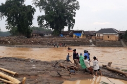 Korban Banjir Bandang di Kampung Somang, Kecamatan Sajira, Kabupaten Lebak dievakuasi menggunakan perahu karet lantaran jembatan putus Kamis (2/1/2020) (Foto: KOMPAS.COM/ACEP NAZMUDIN)