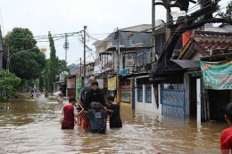 Gerobak banjir jadi andalan warga Pondok Jaya, Kelurahan Pela Mampang, Kecamatan Mampang Prapatan, Jakarta Selatan menerobos banjir, Rabu (1/1/2020) | (Foto: ANTARA/Laily Rahmawaty)