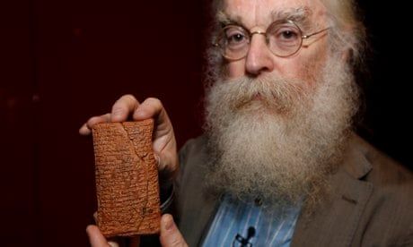 Irving Finkel dengan tablet tanah liat berhuruf paku di British Museum (sumber: theguardian.com)