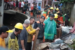 Kerja bakti di Jakarta pasca-banjir. (Sumber foto: @aniesbaswedan/Twitter)