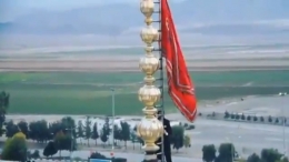 Tangkapan layar video yang memperlihatkan proses pengibaran bendera merah simbol pembalasan terkait dengan kematian Komandan Garda Revolusi Iran Al Quds, Qassem Sulaimani (twitter/ @SiffatZahra).