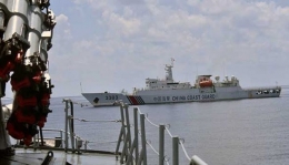 Kapal Coast Guard China mendampingi kapal ikan China di perairan Laut Natuna. Picture: ANTARA/HO/Dispen Koarmabar