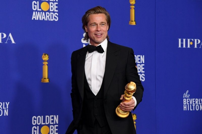 Brad Pitt dan trofi Golden Globe Awards 2020| Sumber: Kevin Winter/Getty Images