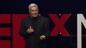 Eric Bischoff, mantan pemilik WCW yang pada masanya menjadi rival terbesar WWF atau sekarang dikenal sebagai WWE. Sumber gambar: youtube.com/Tedxtalk