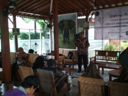 Ketua Lembaga Ombudsman DIY memberikan sambutan pembukaan pada acara Konferensi Pers yang berlangsung di Rumah Kopi Timoho 27 Yogyakarta. Dokpri