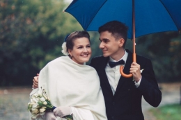 Ilustrasi pernikahan di musim hujan. (sumber: Vadven via kompas.com)