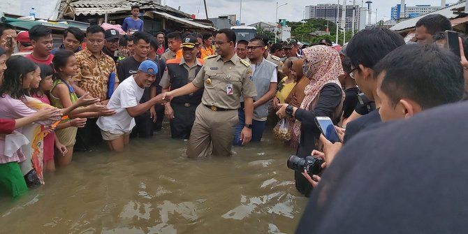 Gubernur Anies Baswedan disalami warga, Sumber : merdeka.com