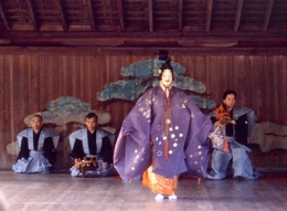 Pertunjukan Noh di Kuil Itsukushima (sumber: wikipedia.org)