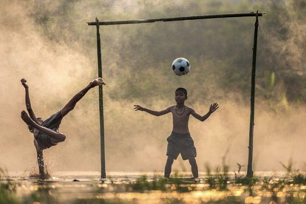 Ilustrasi anak-anak bermain sepak bola: Vinivee via Kaskus