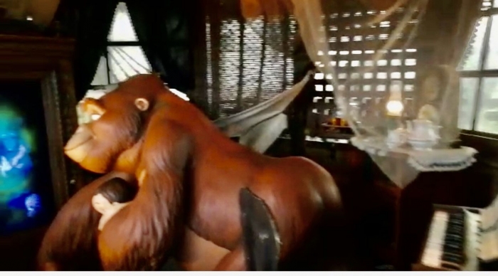 Tarzan kecil dalam gendongan Kala. (foto: zainaltahir)