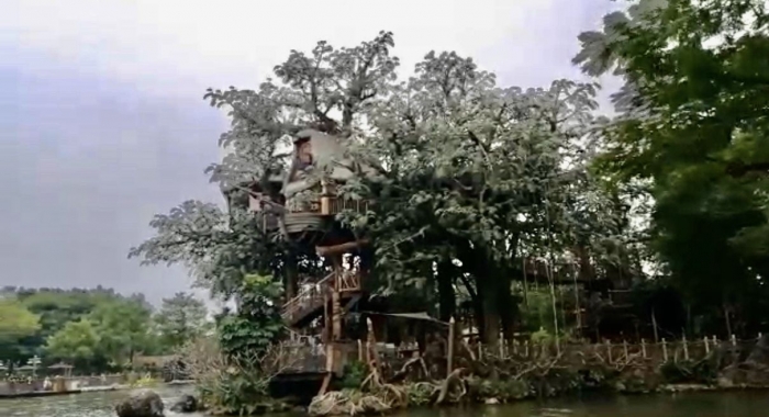 Rumah Tarzan di Disneyland, Hong Kong. (foto: zainaltahir)