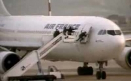 Upaya pembebasan sandera dalam pembajakan Air France Flight 8969 di Bandara Marseille Perancis tahun 1994. Sumber Gambar: alchetron.com