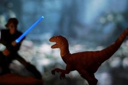 Apakah T-Rex bisa mengalahkan Anakin dengan lightsaber-nya? (koleksi: instagram.com/fakhri.rhizadi)