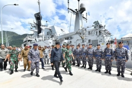 Presiden Joko Widodo meninjau KRI Usman Harun 359 dan KRI Karel Satsuit Tubun 356 di Pangkalan AL Terpadu Selat Lampa. sumber : Agus Suparto