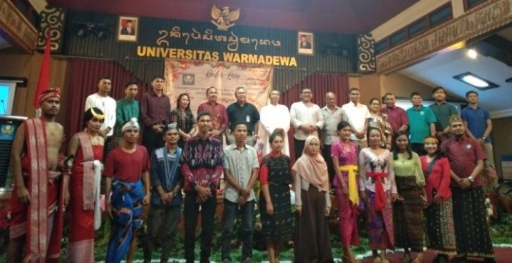 Sebagian Mahasiswa yang tergabung dalam Permata Unwar dan beberapa undangan saat pose bersama Ketua Yayasan Kesejahteraan Korpri Provinsi Bali dan Rom