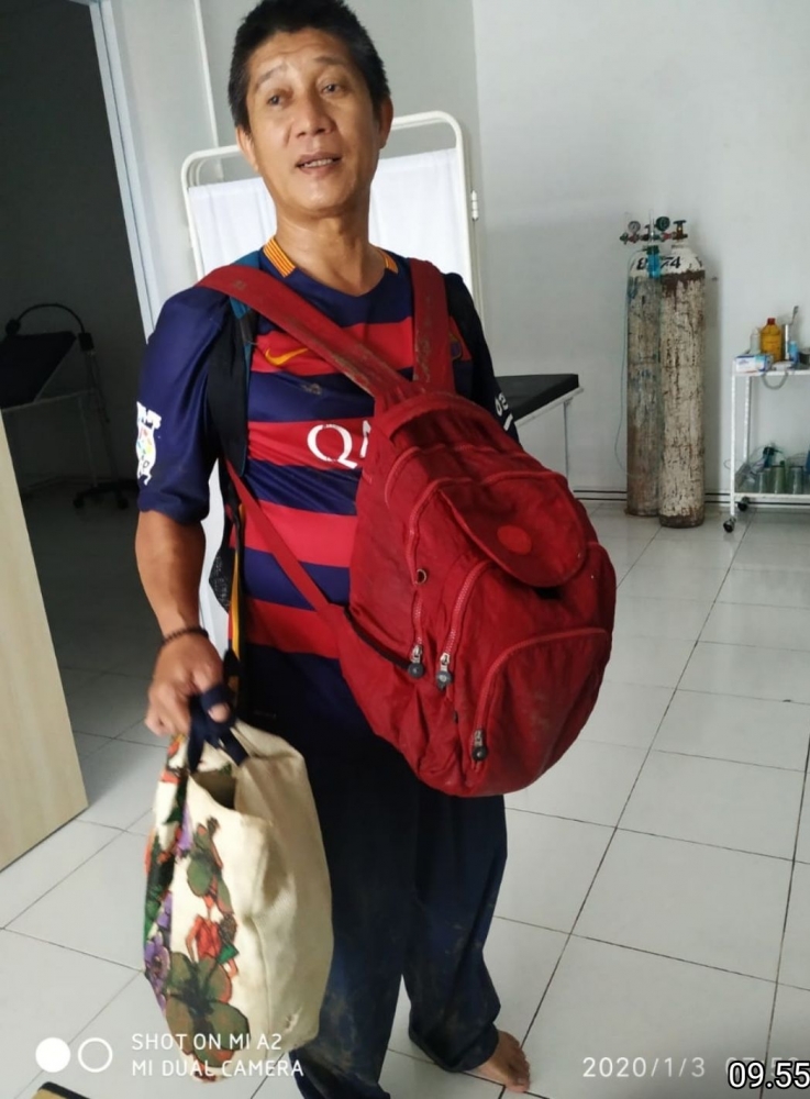 Masih bisa tersenyum membawa pakaian kotor (dok. pribadi)