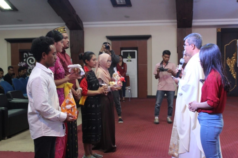 saat diadakan sebuah persembahan saat misa Katholik ini berlangsung, tampak melibatkan 3 (tiga) umat dari budaya dan agama