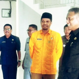 Rahman Ngkaali Berbaju Kuning dan Sekda Kota Baubau/ Kanan  berbincang Usai  Rapat Paripurna--dokpri