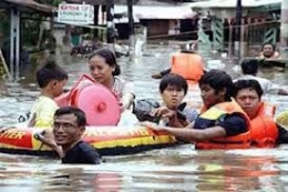 Membantu Korban Banjir - jakarta.bisnis.com
