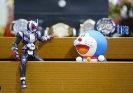 Doraemon bersahabat dengan Kamen Rider (koleksi: instagram.com/decode_toys)