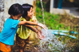 https://pixabay.com/photos/water-play-kids-youth-children-863053/