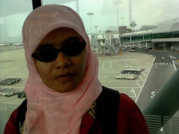 Berani selfie sebelum memasuki pesawat terbang, antara Surabaya-Singapore (DokPri)