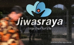 Warga melintas di depan kantor Pusat Asuransi Jiwasraya Jakarta| Sumber: KONTAN/Carolus Agus Waluyo