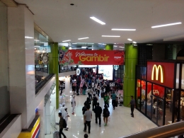 Stasiun Kereta Api Gambir jakarta seperti mall, ada hotel recomended (Photo by Novy29)